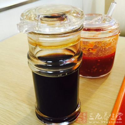 豬腰2只，蒜苔適量，野生泡椒7-8只，生抽10克
