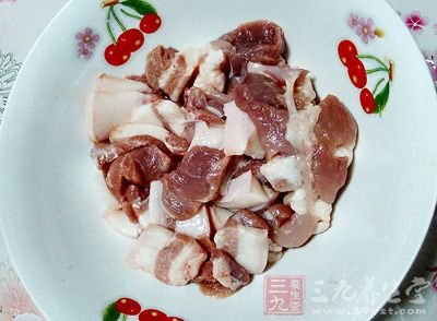 帶皮五花肉250g,青辣椒4個 帶皮五花肉250g,青辣椒4個