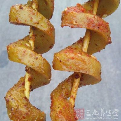 夾住面筋一頭，拉長面筋並往筷身上纏繞