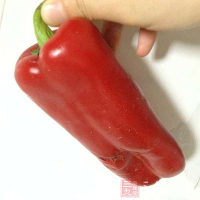 紅椒80g、油適量、鹽適量