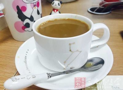 拉式奶泡杯1組，義式濃縮咖啡30㏄，全脂鮮奶80㏄，焦糖糖漿15㏄