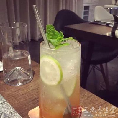 自制酸奶200g，糖粉15g，檸檬汁5ml，吉利丁粉5g，清水30g，淡奶油60g
