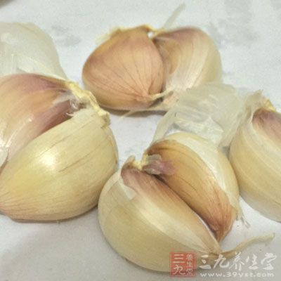 鍋加熱放油，放入姜、蒜