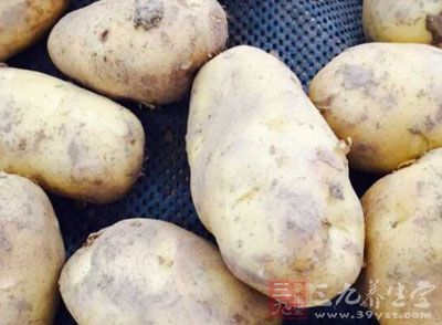 土豆，排骨，糖，蔥絲，姜片，醬油，老抽，花椒粉，大料，料酒，油