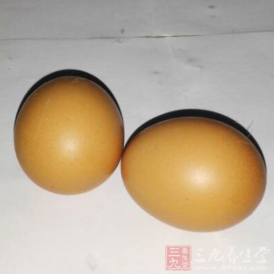 把蒟蒻和牛肚、雞蛋、蘿卜放入鍋中，加大量的水，使其超過材料