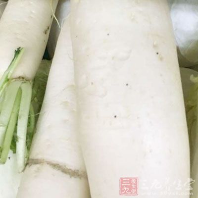 把煮熟的雞蛋放入煮得差不多的蘿卜裡，再稍煮一會兒