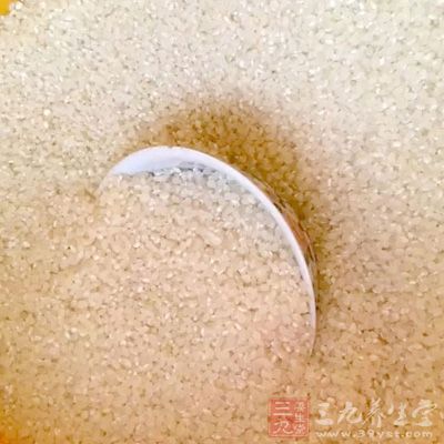 大米300克 大土豆1個 鹽1/4茶匙(1克)