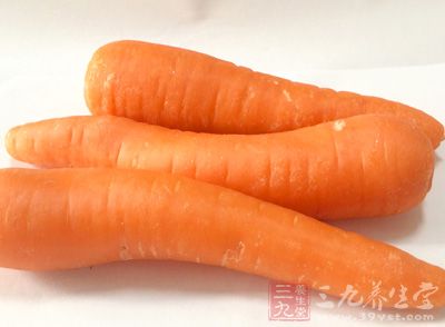 手擀面250G，鮮蝦仁200G，豌豆一小把，黃瓜半根，胡蘿卜半根