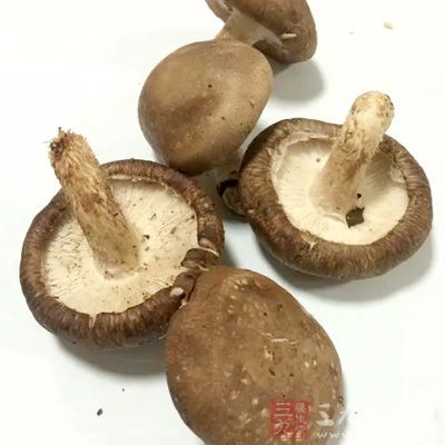 豬五花肉1000克,香菇、馬蹄、蟹粉 豬五花肉1000克,香菇、馬蹄、蟹粉