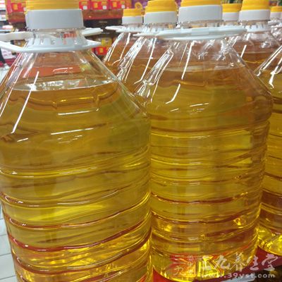 色拉油750克,干椒末10克,雞精6克,料酒10克,蔥花2克 色拉油750克,干椒末10克,雞精6克,料酒10克,蔥花2克