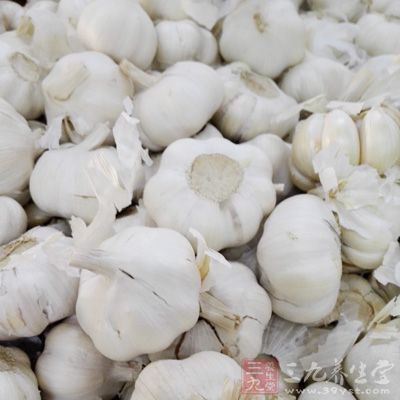 牛腱500g、海鹽1大勺、鹵水一鍋、蒜頭3瓣