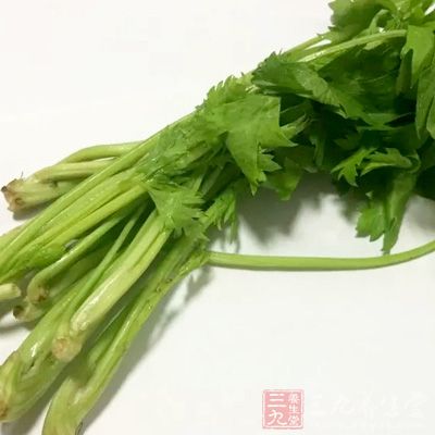 鹵牛肉00克、芹菜100克、蒜泥15克
