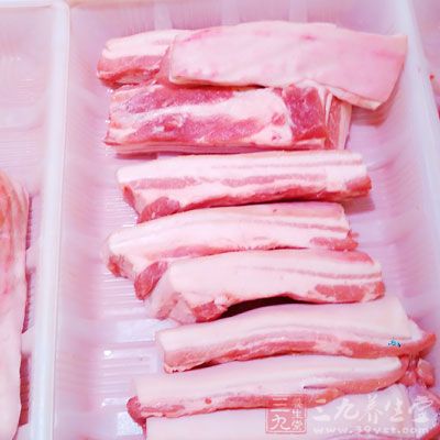 曬好切成4小片的生肉干