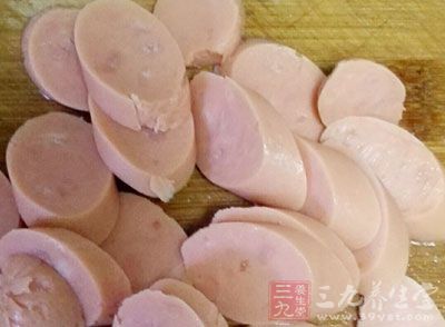 牛奶4包，面粉適量，果醬，火腿腸，肉松，煎雞蛋1個