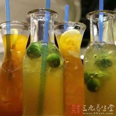 將梅林辣醬油、白葡萄酒、蘋果醋、檸檬汁、柳橙汁及少許糖均勻拌成調味汁