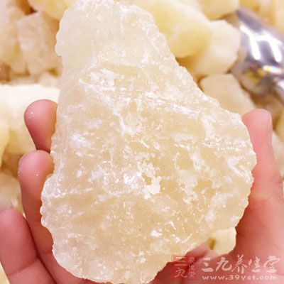 鍋洗淨加熱水，水量約為肉的2/3即可，加入生抽、老抽、冰糖、料酒