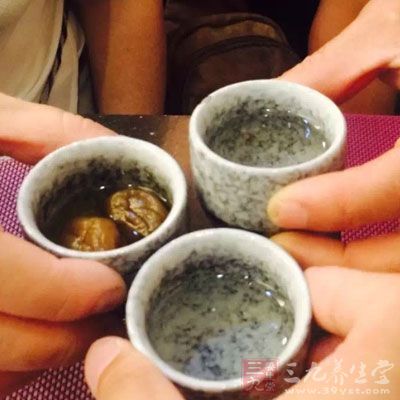 在小酒盅裡鋪上保險膜