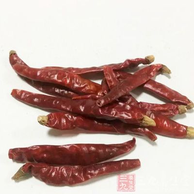 臘肉1塊、豆腐皮1張、青蒜3顆、干紅尖椒10個 臘肉1塊、豆腐皮1張、青蒜3顆、干紅尖椒10個