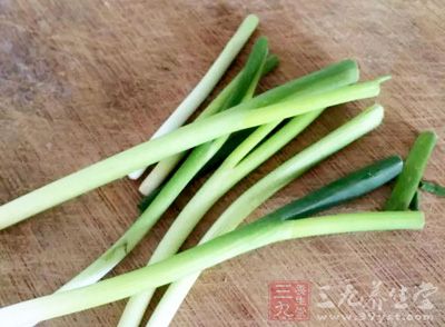 玉米粒150克，紅蘿卜60克，鹹蛋黃2只，蔥1根，油，鹽適量，料酒少許