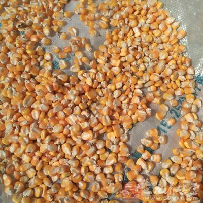 罐裝甜玉米粒1聽，豌豆100g，紅菜椒1個，松子仁100g