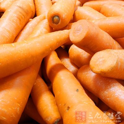 面粉，元蔥，辣椒，胡蘿卜，瘦肉，蔥，姜，蒜，雞蛋，花生油