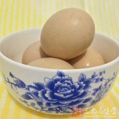 中筋面粉2杯、鹽1/4茶匙、雞蛋1粒