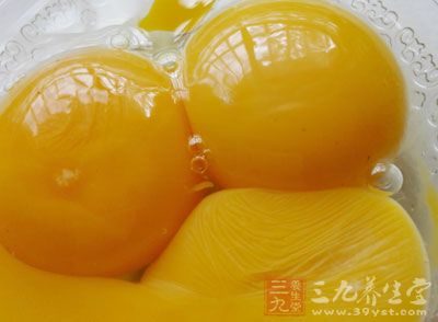 蛋黃4個，細砂糖80公克，鹽2公克，沙拉油80公克，奶水80公克