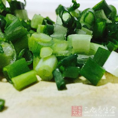 混合好的蛋糕糊先倒入一半入蛋糕模型內，撒蔥花，肉松和九層塔干粉