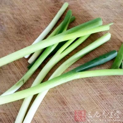 鍋內熱油，放入姜片，蔥段，排骨煎至兩面金黃色
