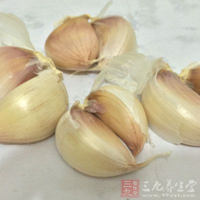 甜面醬10克，白皮大蒜5克，植物油20克，白砂糖5克