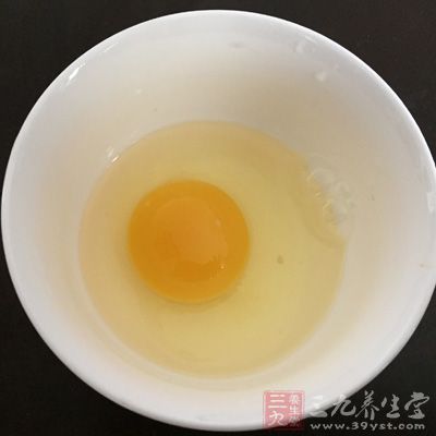 蛋撻皮8只，雞蛋黃2枚，牛奶75ml，煉乳45ml，白糖1勺