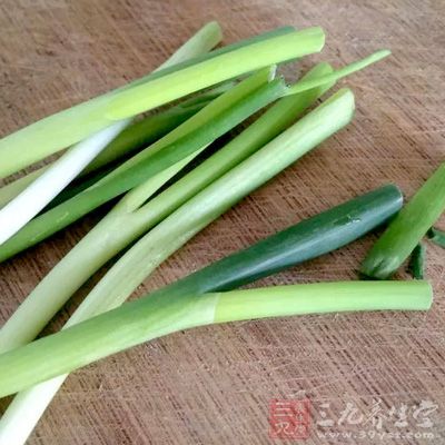 橄榄油3大匙,蔥1條洗淨切段 橄榄油3大匙,蔥1條洗淨切段