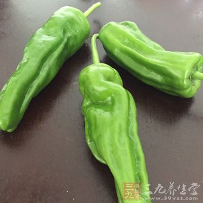 披薩面餅皮2個，蕃茄醬3大匙，洋蔥末3大匙，青椒適量
