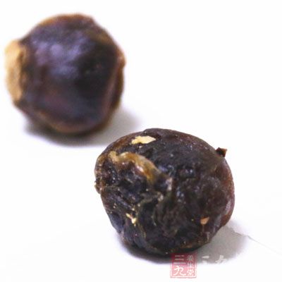 把洗好的米還有就是桂圓一起放進鍋中