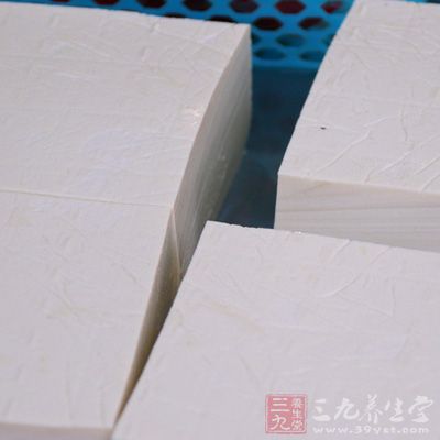 盒裝嫩豆腐，免治牛肉碎(也可用豬肉碎)，玉米粒