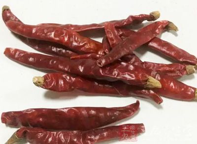 米豆腐一盒、肉糜、干辣椒段少許、姜粒、大蔥白、醬油、豆瓣
