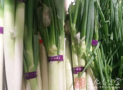 牛肉(後腿)500克,八角2克,醬油75克,大蔥50克 牛肉(後腿)500克,八角2克,醬油75克,大蔥50克
