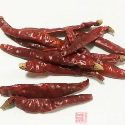 牛腱子肉,蒜末,香菜碎,八角,桂皮,草果,干辣椒,花椒,鹽,醬油 牛腱子肉,蒜末,香菜碎,八角,桂皮,草果,干辣椒,花椒,鹽,醬油
