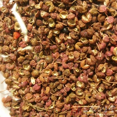 帶皮羊排兩斤半，蔥，姜，大蒜，青蒜葉，花椒一小把