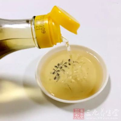 鍋內放水，加少許花椒和姜片、料酒