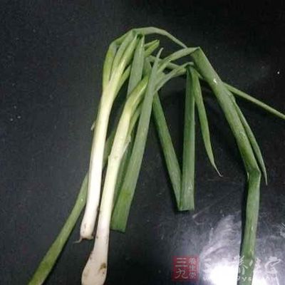羊肩肉300克，大蔥3根，料酒1小勺