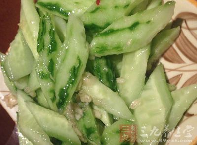 先把黃瓜豎著從中間剖開,刀成四十五度角,有多薄切多薄 先把黃瓜豎著從中間剖開,刀成四十五度角,有多薄切多薄