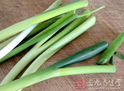 青蔥段200公克，姜片20公克