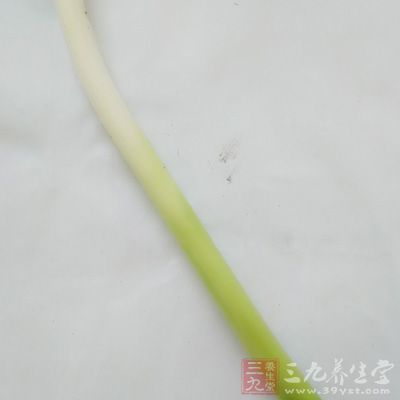 牛肉900克,鹵水500克,蔥15克 牛肉900克,鹵水500克,蔥15克
