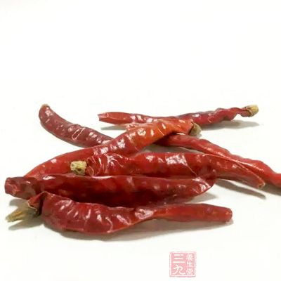 牛腱子、蔥、姜、蒜、干辣椒、香料、醬油、鹽、糖 牛腱子、蔥、姜、蒜、干辣椒、香料、醬油、鹽、糖