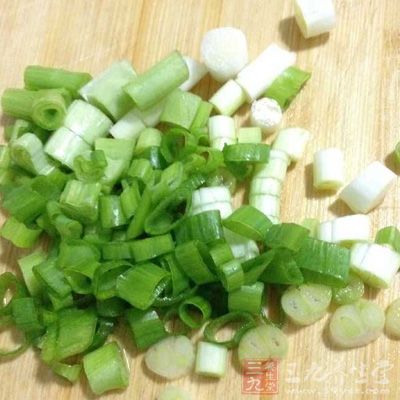 豬蹄兩只，米豆腐500克，蔥片，姜片