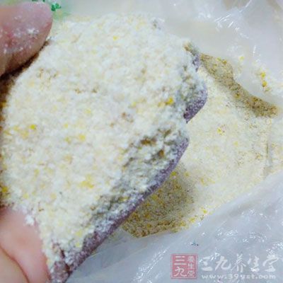 加入C盤中的面粉及玉米面 加入C盤中的面粉及玉米面