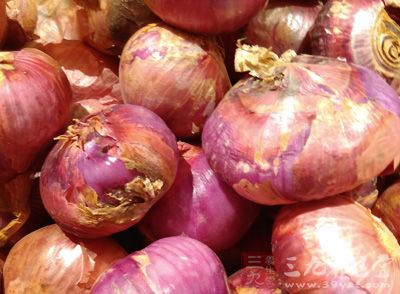 豬肉排600克,大蒜150克,胡蘿卜50克,洋蔥50克 豬肉排600克,大蒜150克,胡蘿卜50克,洋蔥50克