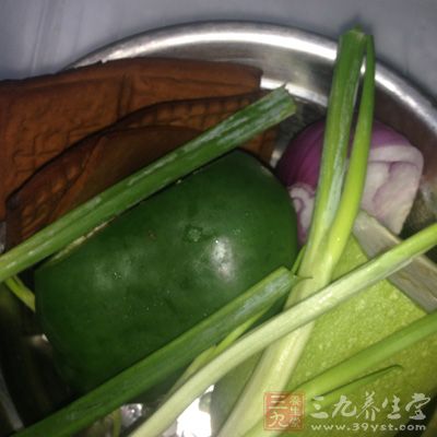 三黃雞，老姜，香蔥，京蔥，老抽，生抽，料酒，麻油，白糖