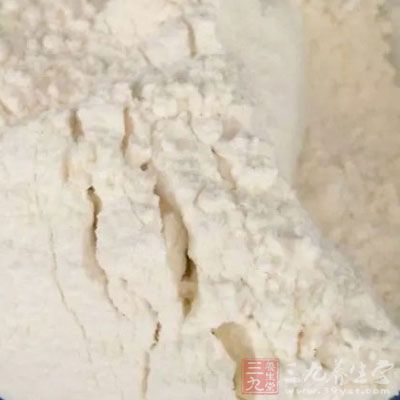 酵母加水溶化後，倒入面粉